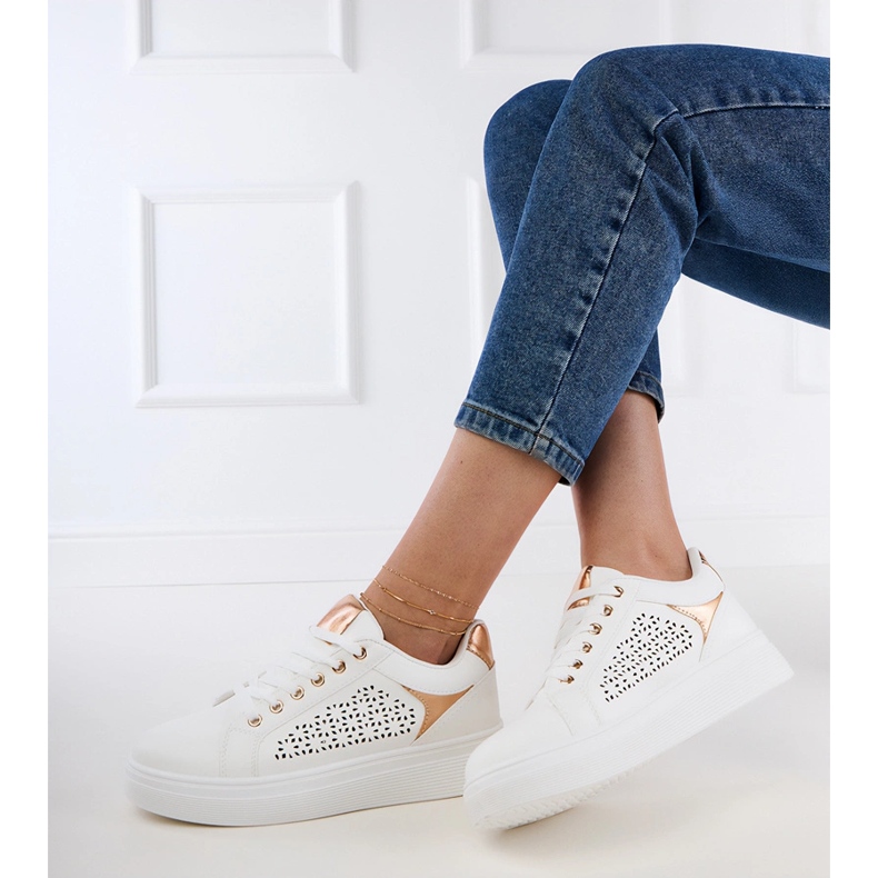Tênis brancos com inserções de ouro na plataforma