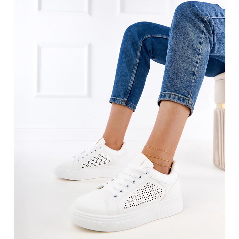 Tênis branco na plataforma