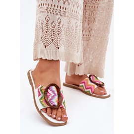 Chinelos de mulheres planas com uma fivela branca decorativa branco Chinelos de mulheres planas com uma fivela branca decorativa branco