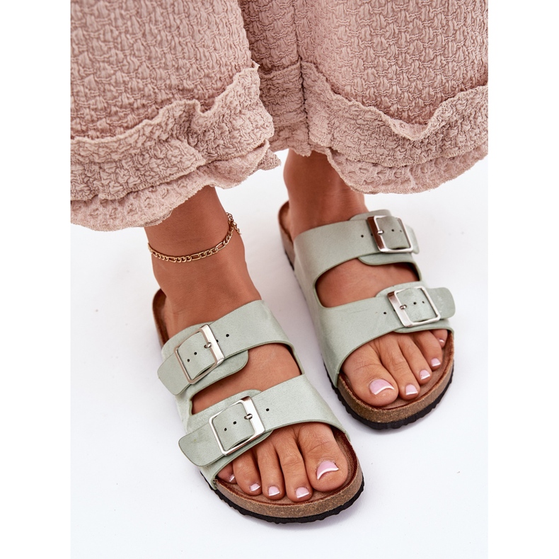 Chinelos femininos na plataforma de cortiça grampos de hortelã verde