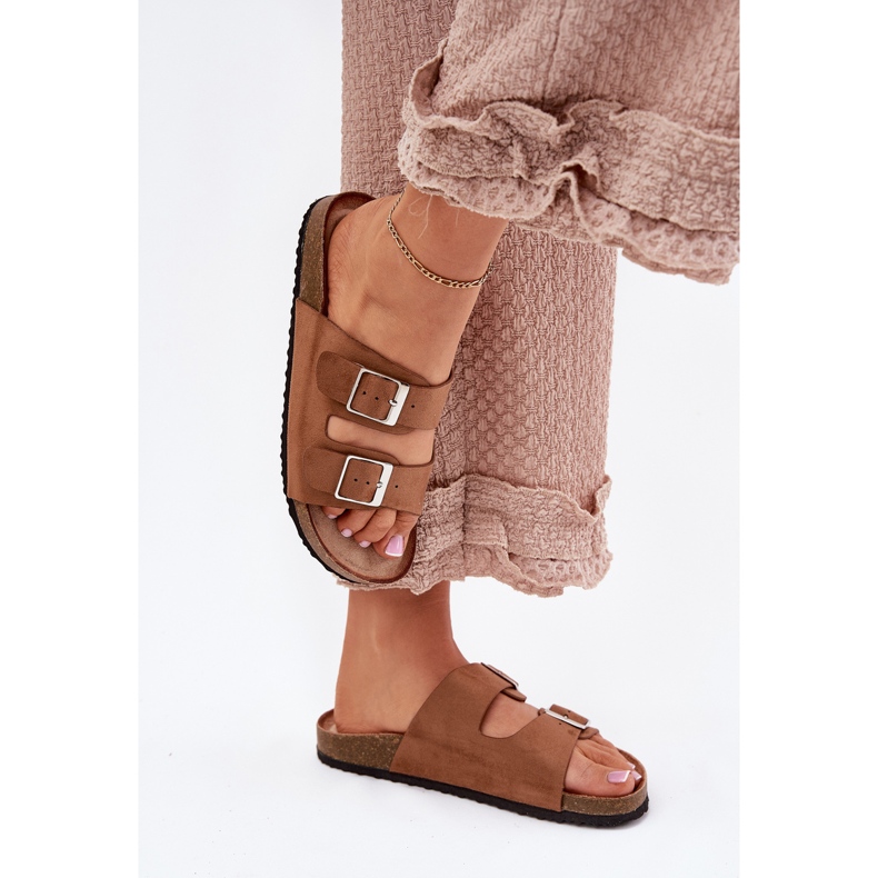 Chinelos femininos na plataforma de cortiça de camelo castanho