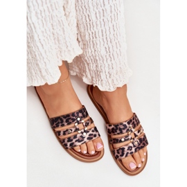 Chinelos femininos planos com um leopardo detalhado de ouro marrom