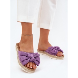 Flips femininos na plataforma com trança e arco violeta roxo