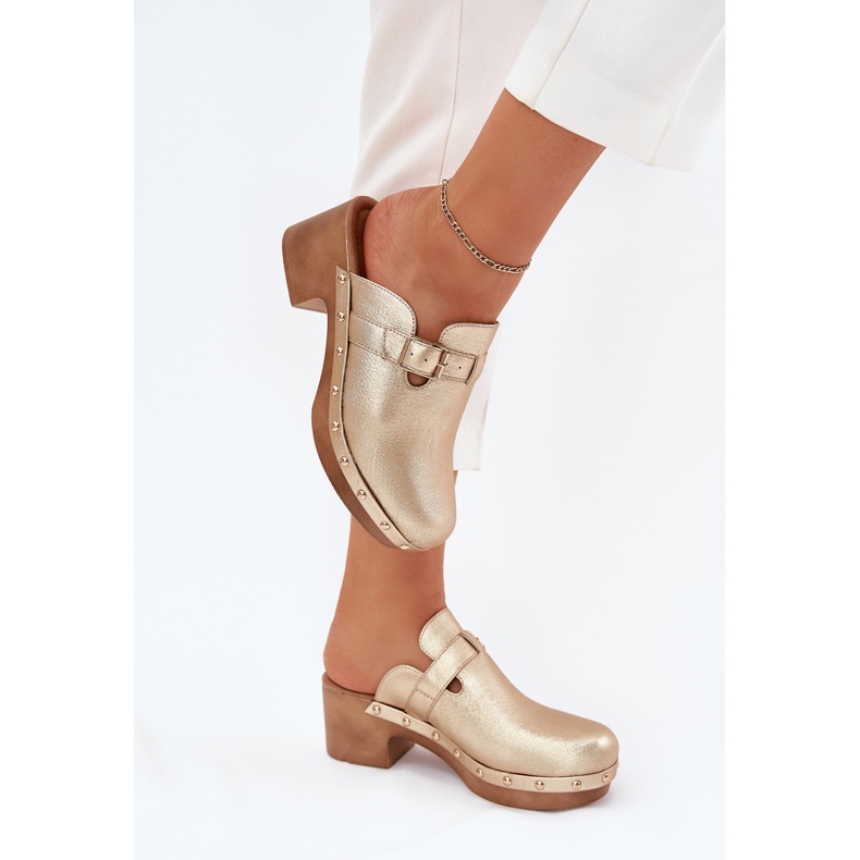 Saltos femininos de chinelos com grampo dourado