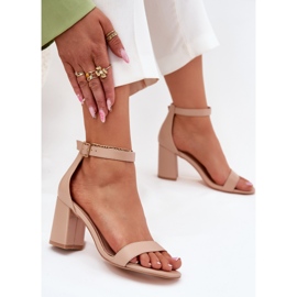 Sandálias femininas de couro ECO no post bege Sandálias femininas de couro ECO no post bege