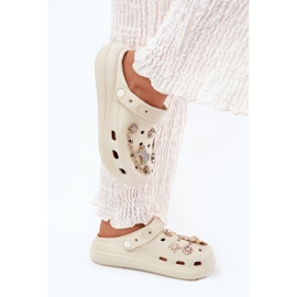 Chinelos de espuma bege com alfinetes