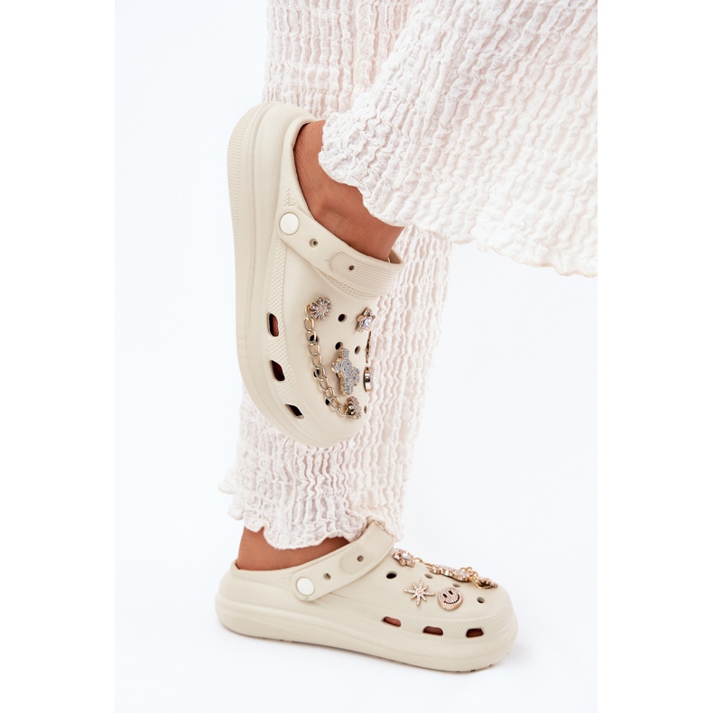 Chinelos de espuma bege com alfinetes