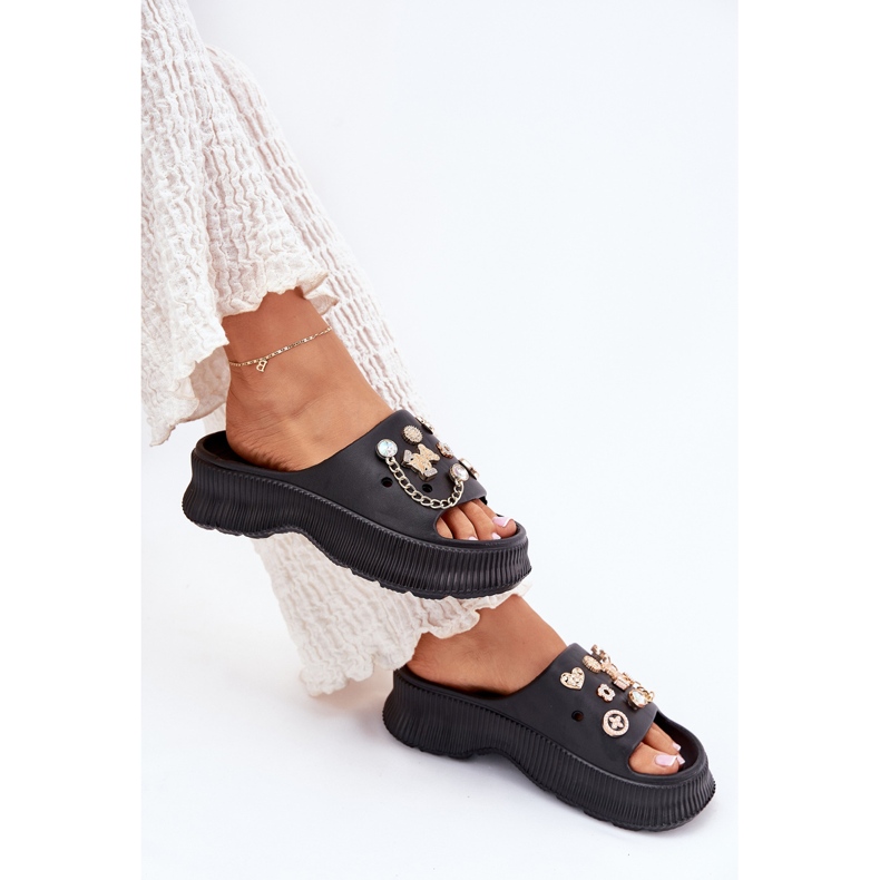 Flip de espuma feminina com pinos de ouro pretos