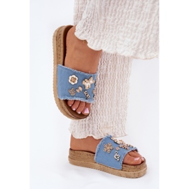 Chinelos femininos com pinos dourados na plataforma azul