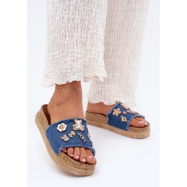 Flips femininos com pinos dourados na plataforma azul marinho