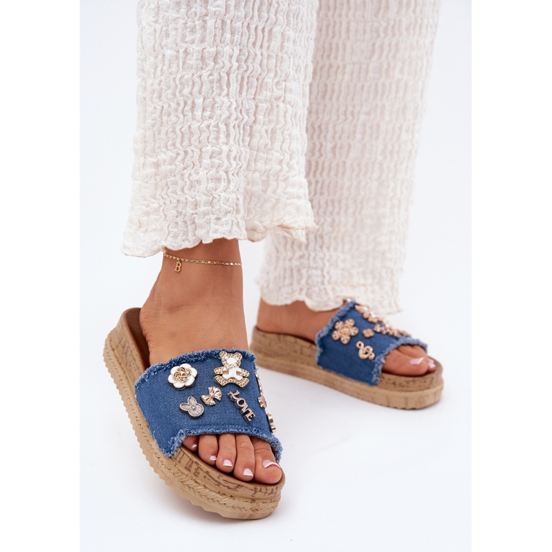 Flips femininos com pinos dourados na plataforma azul marinho