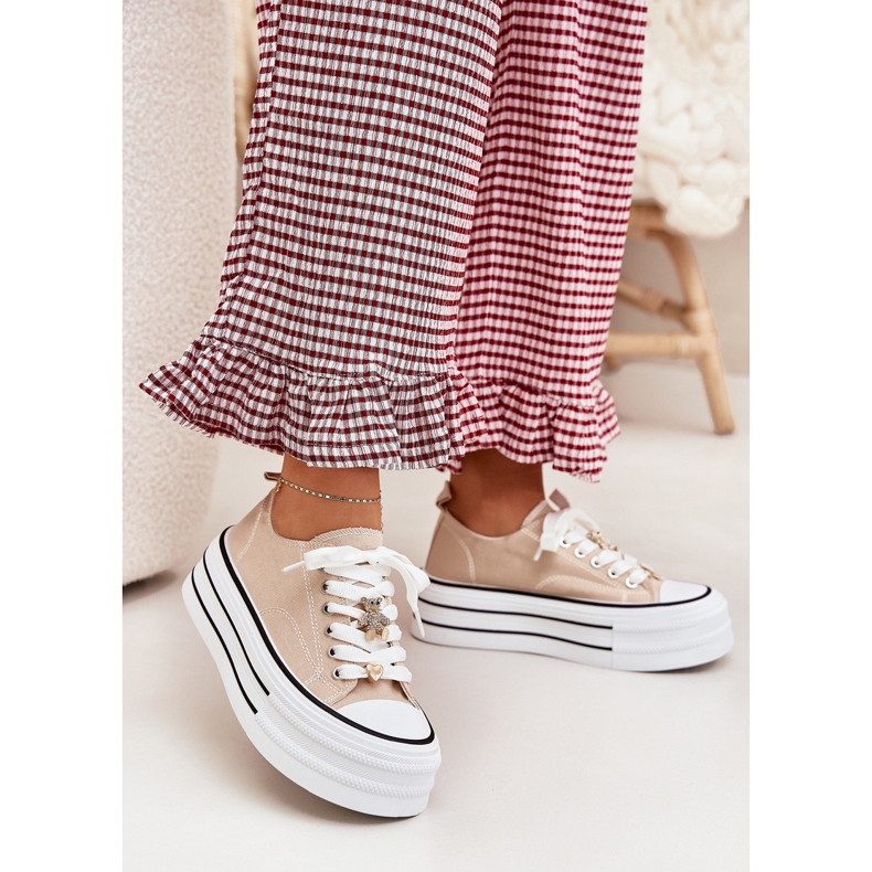 Tênis femininos na plataforma com pinos dourados bege