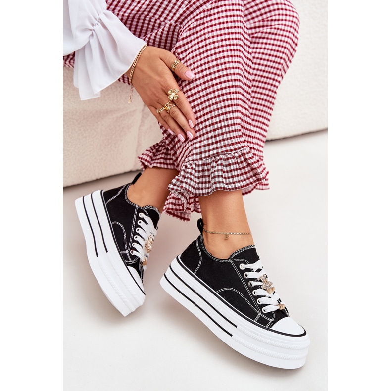 Tênis femininos na plataforma com pinos dourados pretos