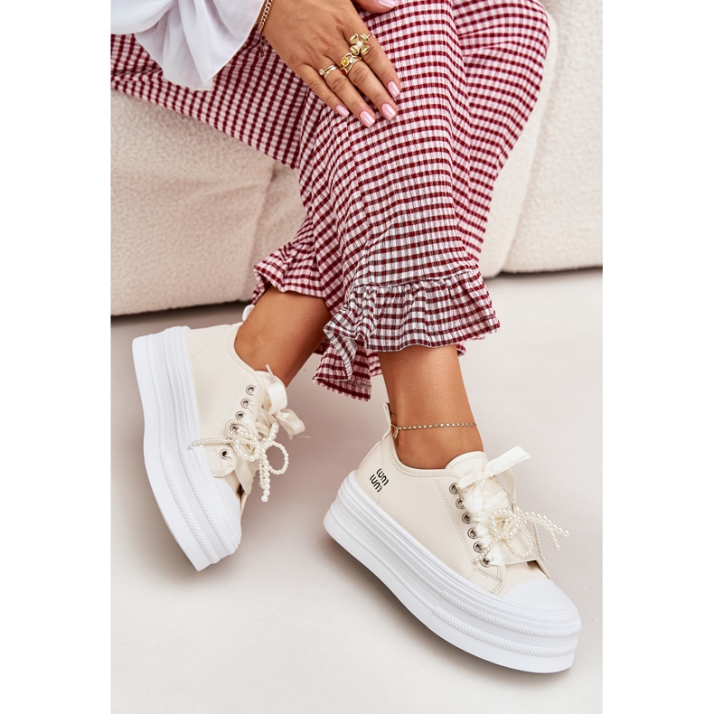 Tênis femininos na plata bege