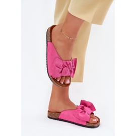 Flip de mulheres em uma sola de cortiça com um arco de fúcsia rosa Flip de mulheres em uma sola de cortiça com um arco de fúcsia rosa