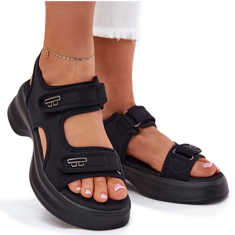 EVento Sandálias femininas com detalhes dourados pretos