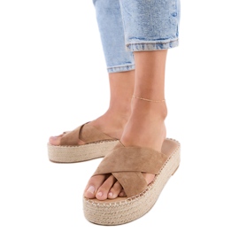 Alpargatas marrons com listras na plataforma marrom