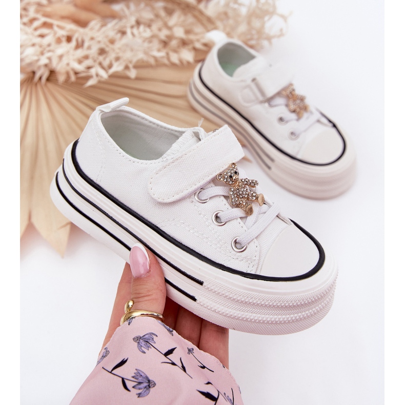 Tênis de meninas com um ursinho de pelúcia de ouro branco