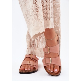 Chinelos femininos em uma plataforma de cortiça com grampos dourados rosa