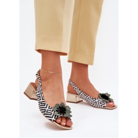 Sandálias de couro feminino em um quarteirão com uma flor decorativa Laura Messi 2973 Branco e Preto