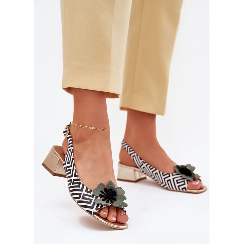 Sandálias de couro feminino em um quarteirão com uma flor decorativa Laura Messi 2973 Branco e Preto