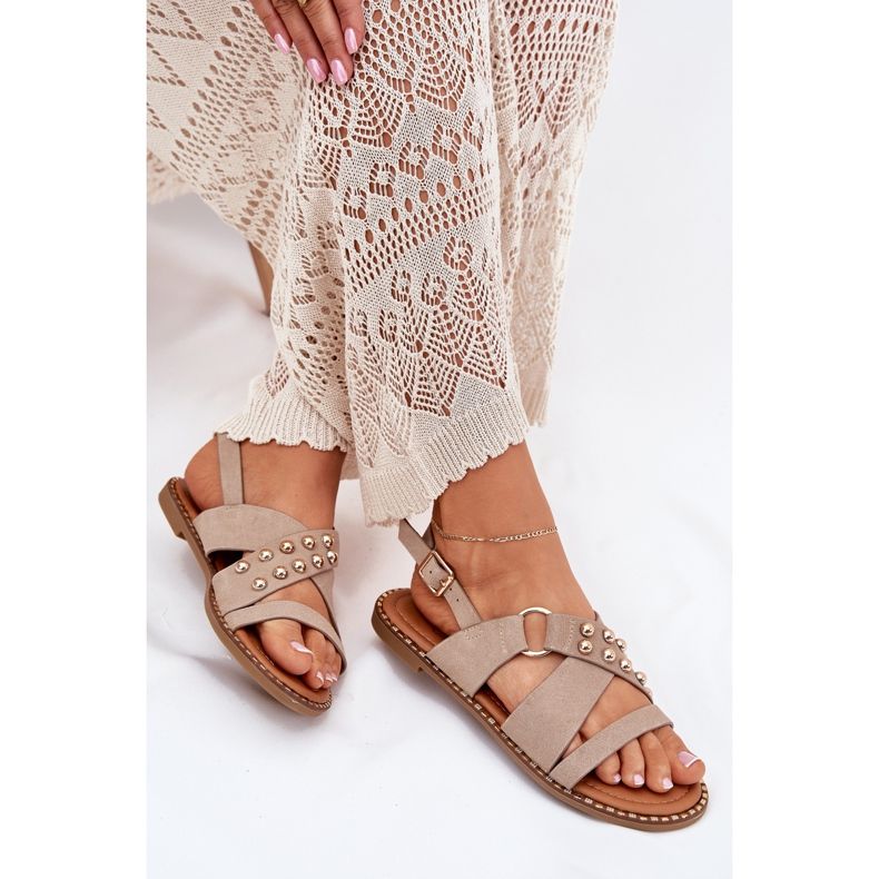 Sandálias femininas de grama plana com pregos dourados bege Sandálias femininas de grama plana com pregos dourados bege
