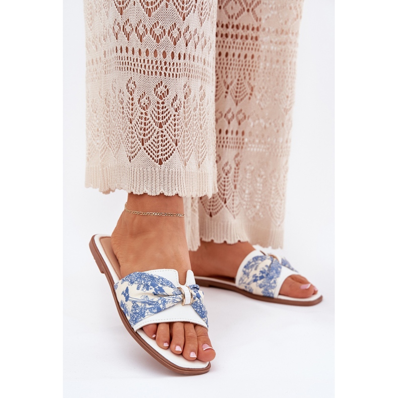 Chinelos femininos de grama plana com um laço branco Chinelos femininos de grama plana com um laço branco