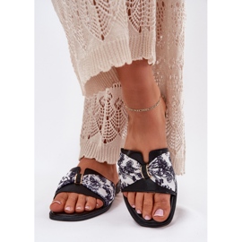 Chinelos femininos de grama plana com um laço preto