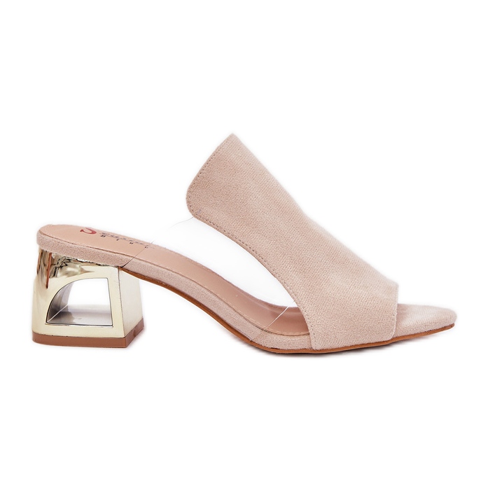 Chinelos femininos no bege da luz do pilar dourado