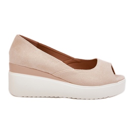 Sandálias femininas para uma cunha com bege leve de camurça ecológica