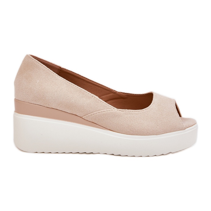 Sandálias femininas para uma cunha com bege leve de camurça ecológica