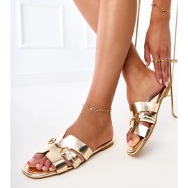 Flip -flops dourados com uma decoração de ouro