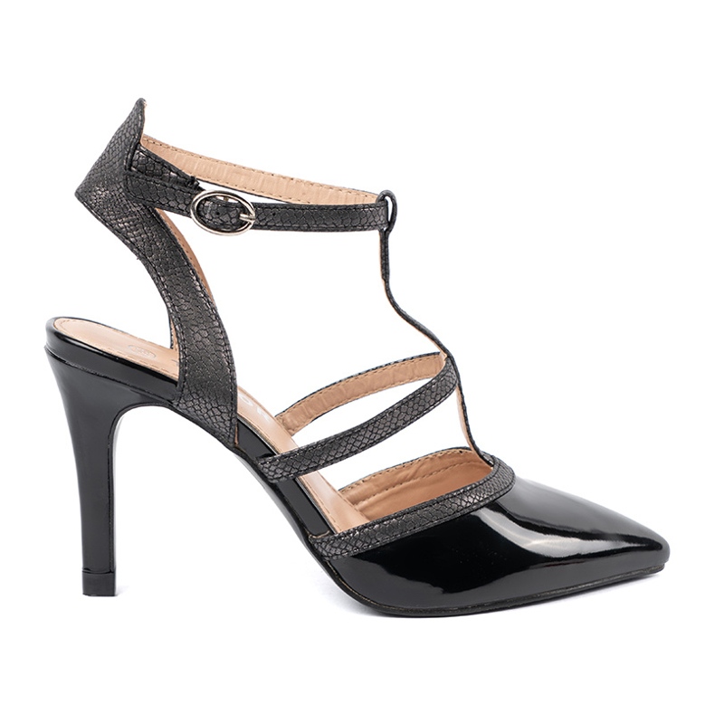 Bombas pretas em um salto alto preto