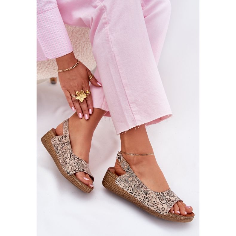 Sandálias de couro feminino na cunha Maciejka L7069-04 bege