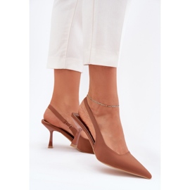 Sandálias femininas no pino de camelo marrom