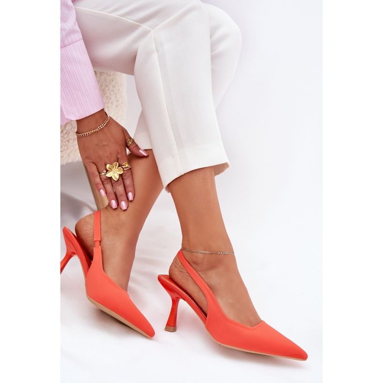 Sandálias femininas em um alfinete laranja