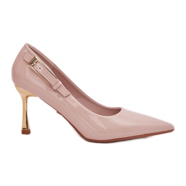 Saltos pintados com um grampo bege dourado Saltos pintados com um grampo bege dourado