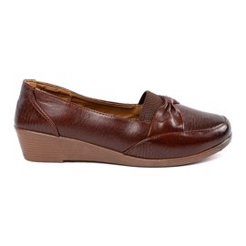 Sapatos baixos marrons com um arco castanho
