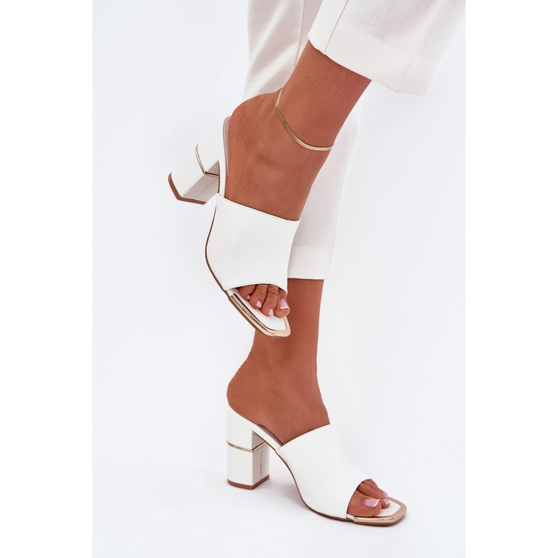 Boto Chinelos femininos elegantes no post branco Raiza