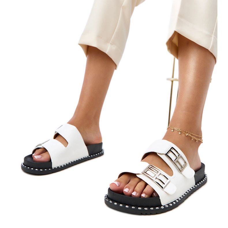 Chinelos brancos na plataforma blau