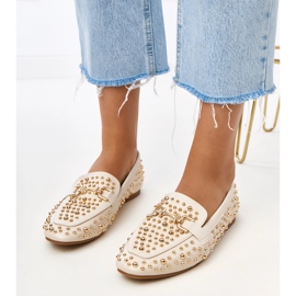 Mocas bege decorados com pregos Lea Mocas bege decorados com pregos Lea