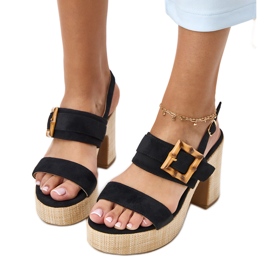 Sandálias pretas no post decorado com grampo de elevira preto