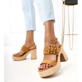 Sandálias marrons no post decorado com grampo de elevira marrom