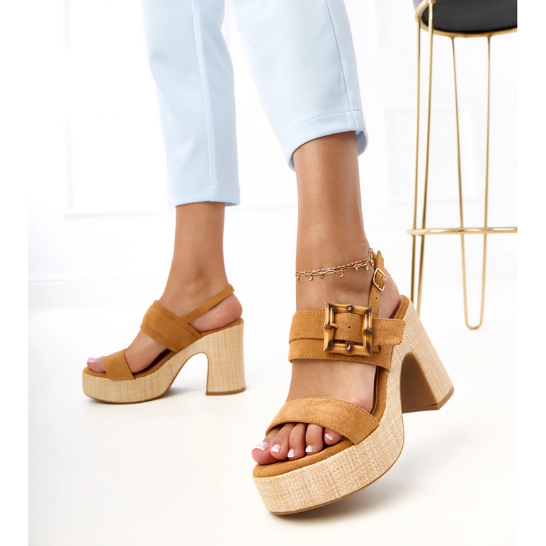 Sandálias marrons no post decorado com grampo de elevira castanho