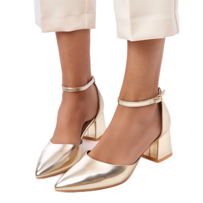 Bombas douradas no poste presas em cubos de Keris dourado