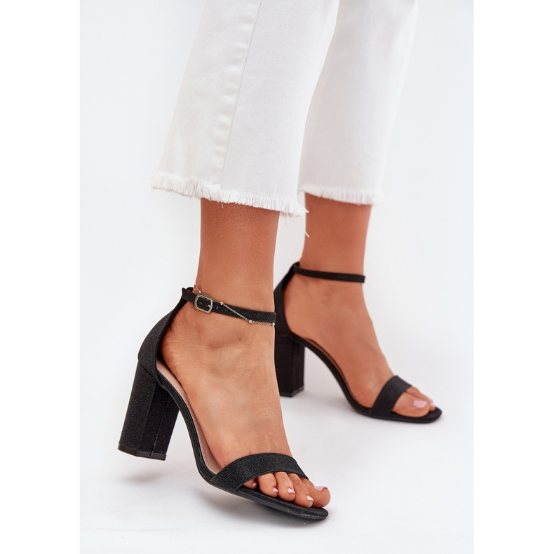 Boto Sandálias femininas brilhantes no posto preto de Kavina