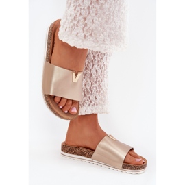 Boto Flip feminino em uma plataforma de cortiça com um detalhe decorativo de vessira de ouro dourado