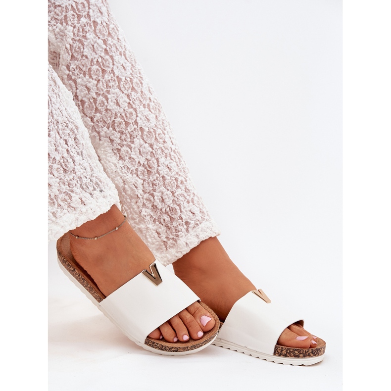 Boto Os chinelos femininos em uma plataforma de cortiça com um detalhe decorativo de vessira branco