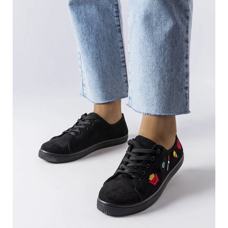 Tênis pretos de Kailey