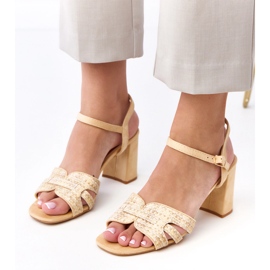 Sandálias bege no pilar presas no cubo Farida